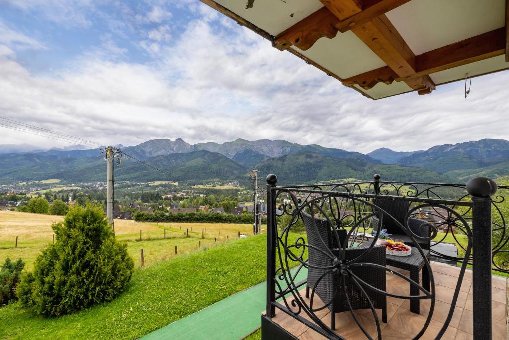 Królewska Apartment with Mountain View by Noclegi Renters