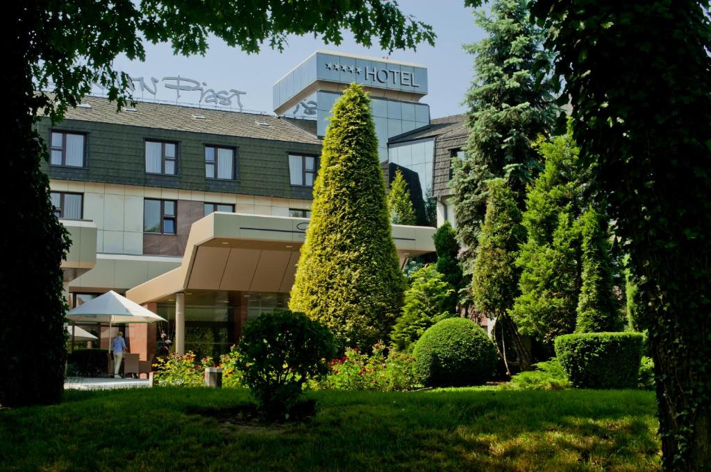 Booking Hotel Crown Piast & Spa