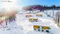 Wonder Home - Domki Hillside tuż przy stoku narciarskim - na terenie kompleksu plac zabaw i zewnętrzna siłownia, sklep, parking