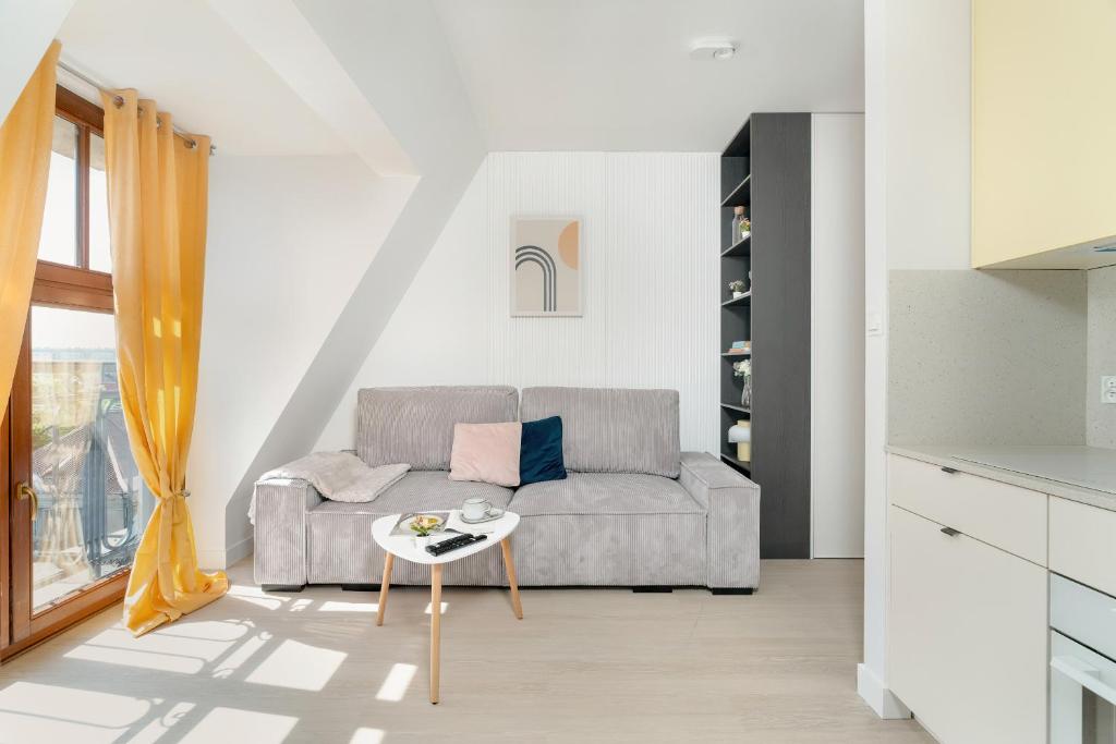 Elegant and Cosy 4th Floor Studio Close to the Park in Poznań by Noclegi Renters